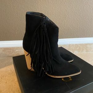 New black fringe cowgirl boots #stagecoach